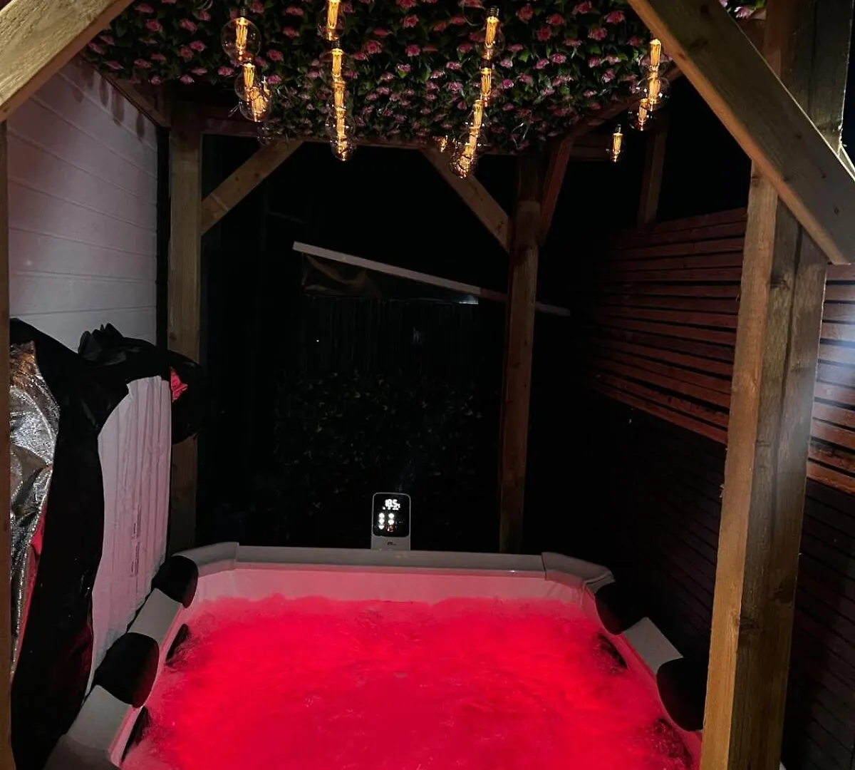 Luxe 1B Chalet, Hottub, Free Parking Nr Ltn Airport, L&D Hosp, Whipsnade Zoo, Fast Trains Into Central London Luton