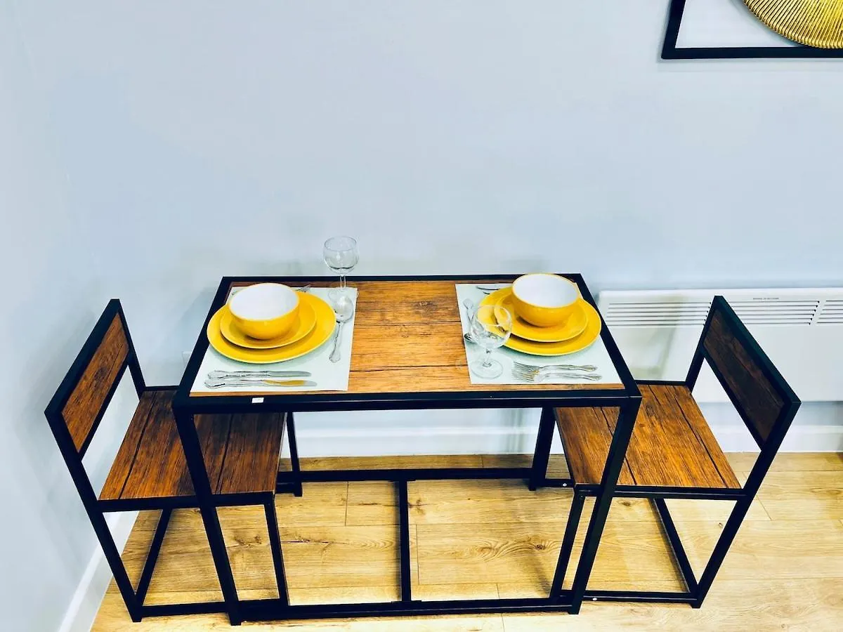 Luxe 1B Chalet, Hottub, Free Parking Nr Ltn Airport, L&D Hosp, Whipsnade Zoo, Fast Trains Into Central London Luton  0*, Luton (Bedfordshire) United Kingdom