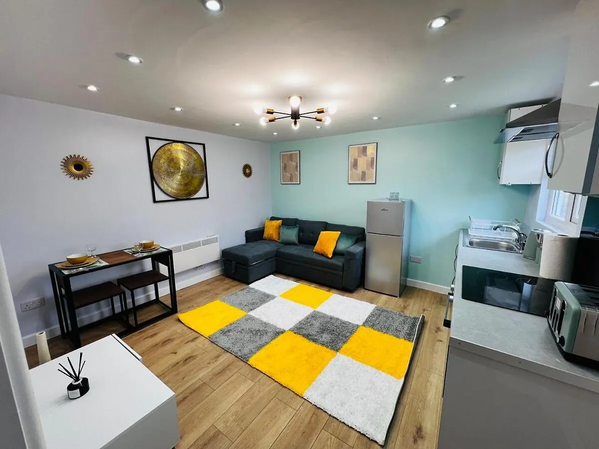 Chalet Luxe 1B Chalet, Hottub, Free Parking Nr Ltn Airport, L&D Hosp, Whipsnade Zoo, Fast Trains Into Central London Luton  United Kingdom