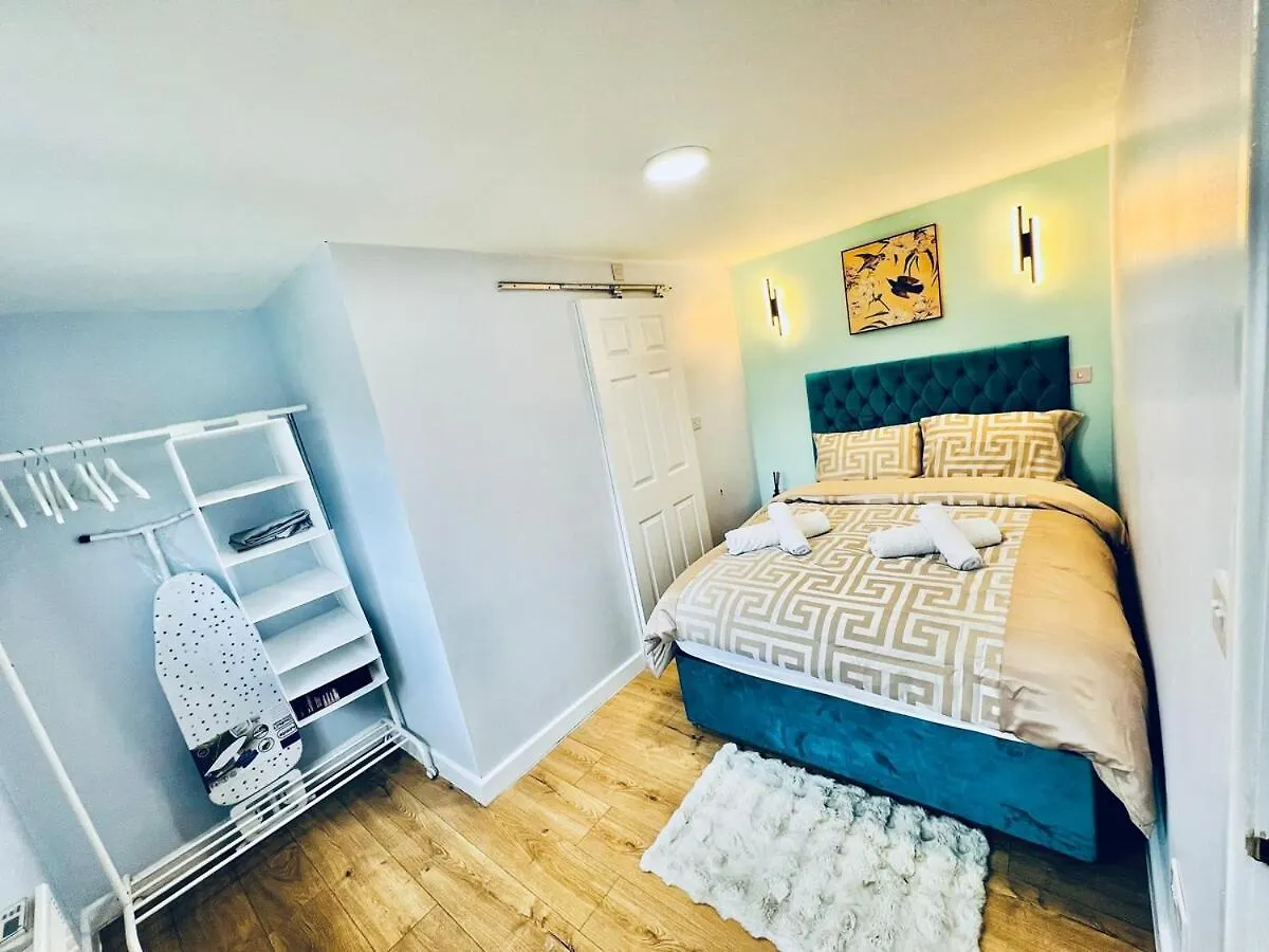Luxe 1B Chalet, Hottub, Free Parking Nr Ltn Airport, L&D Hosp, Whipsnade Zoo, Fast Trains Into Central London Luton  Luton (Bedfordshire)