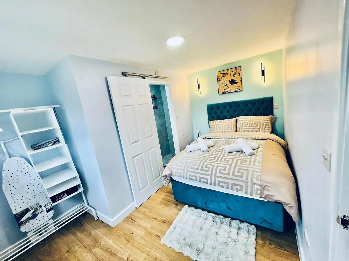 Luxe 1B Chalet, Hottub, Free Parking Nr Ltn Airport, L&D Hosp, Whipsnade Zoo, Fast Trains Into Central London Luton  0*, Luton (Bedfordshire)