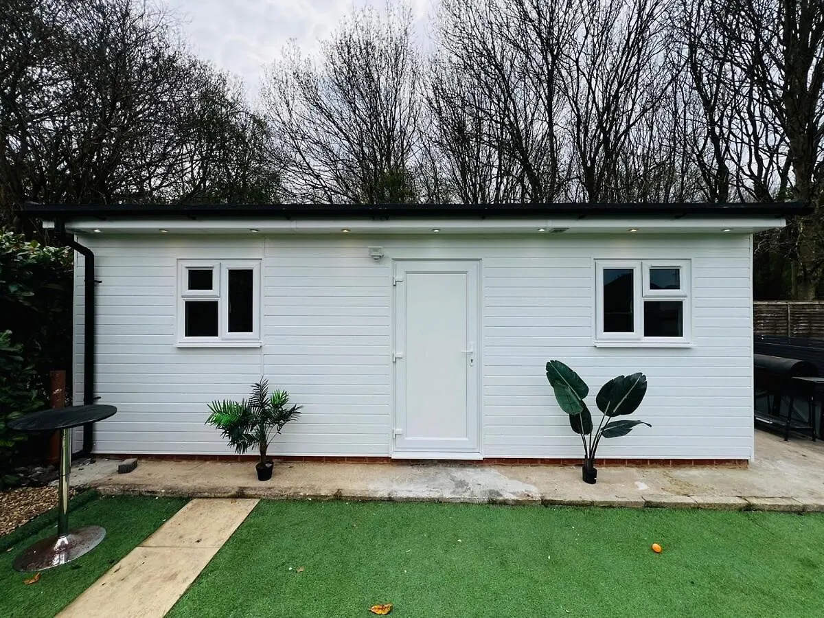 Luxe 1B Chalet, Hottub, Free Parking Nr Ltn Airport, L&D Hosp, Whipsnade Zoo, Fast Trains Into Central London Luton  Chalet