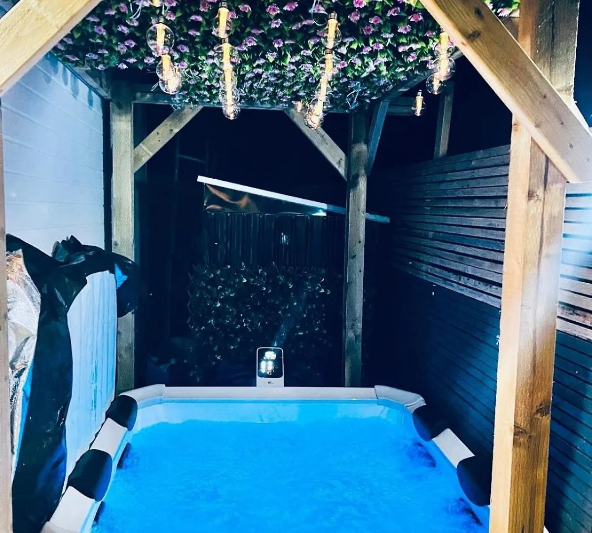 Chalet Luxe 1B Chalet, Hottub, Free Parking Nr Ltn Airport, L&D Hosp, Whipsnade Zoo, Fast Trains Into Central London Luton  United Kingdom