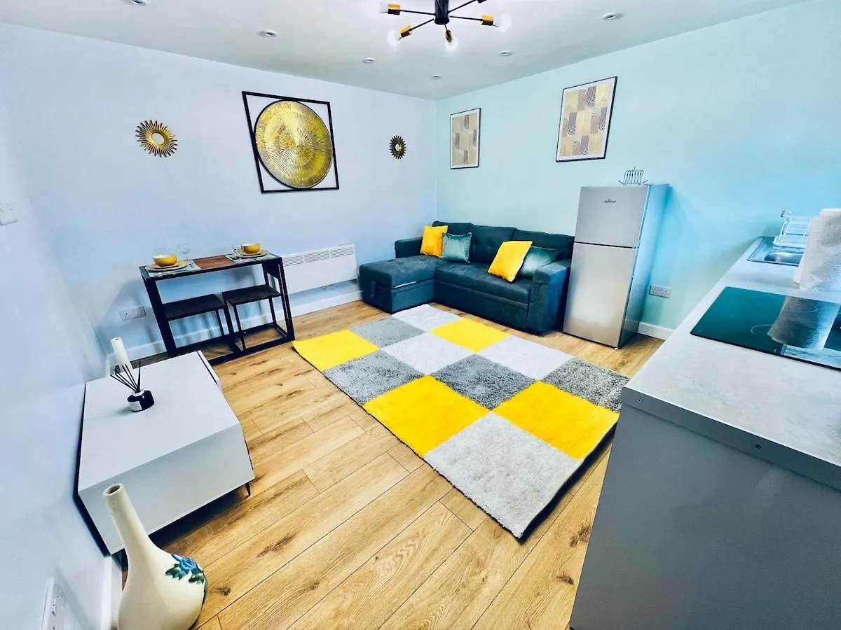 Luxe 1B Chalet, Hottub, Free Parking Nr Ltn Airport, L&D Hosp, Whipsnade Zoo, Fast Trains Into Central London Luton