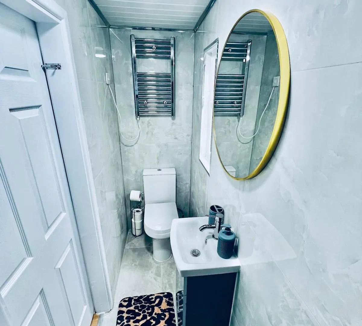 Luxe 1B Chalet, Hottub, Free Parking Nr Ltn Airport, L&D Hosp, Whipsnade Zoo, Fast Trains Into Central London Luton  Luton (Bedfordshire)