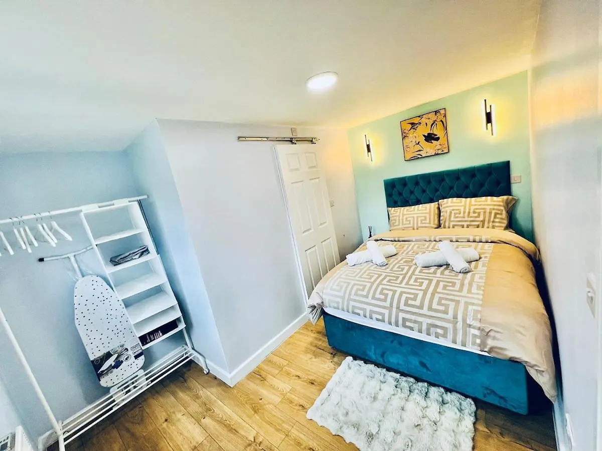 Luxe 1B Chalet, Hottub, Free Parking Nr Ltn Airport, L&D Hosp, Whipsnade Zoo, Fast Trains Into Central London Luton  Luton (Bedfordshire)