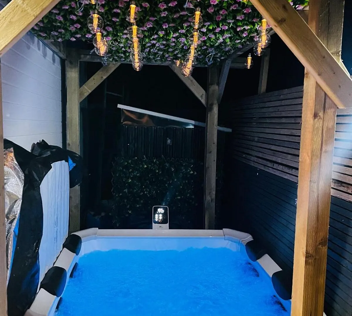 Chalet Luxe 1B Chalet, Hottub, Free Parking Nr Ltn Airport, L&D Hosp, Whipsnade Zoo, Fast Trains Into Central London Luton