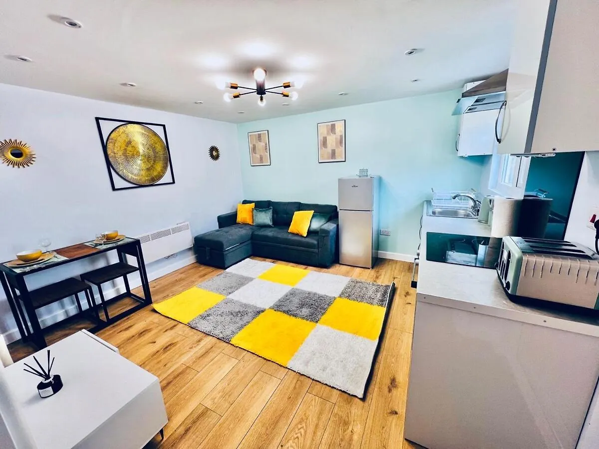 Luxe 1B Chalet, Hottub, Free Parking Nr Ltn Airport, L&D Hosp, Whipsnade Zoo, Fast Trains Into Central London Luton  0*, Luton (Bedfordshire)