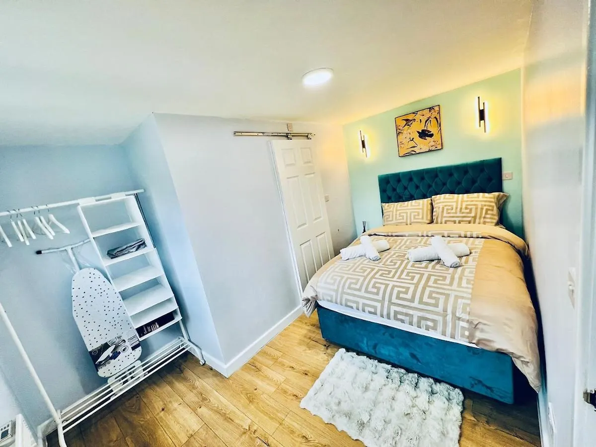 Luxe 1B Chalet, Hottub, Free Parking Nr Ltn Airport, L&D Hosp, Whipsnade Zoo, Fast Trains Into Central London Luton  Chalet