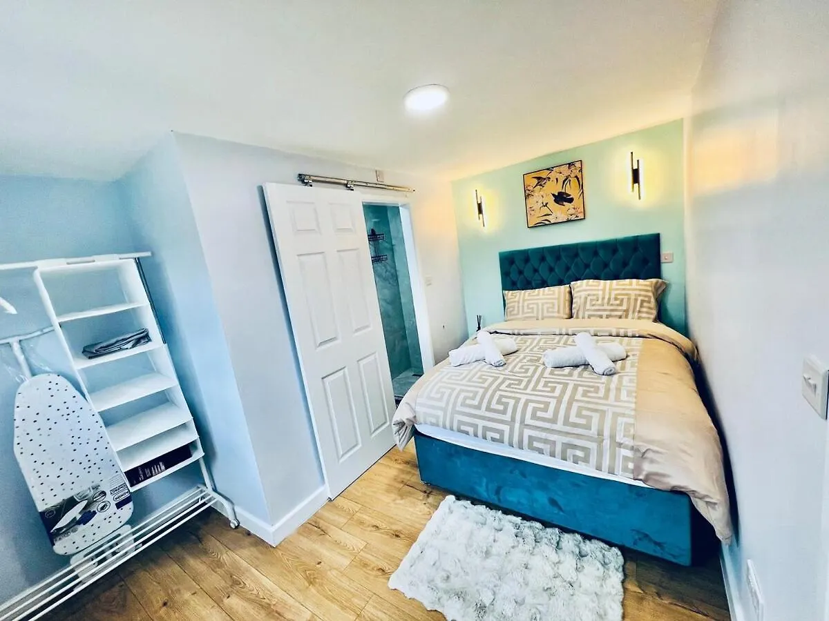 Luxe 1B Chalet, Hottub, Free Parking Nr Ltn Airport, L&D Hosp, Whipsnade Zoo, Fast Trains Into Central London Luton