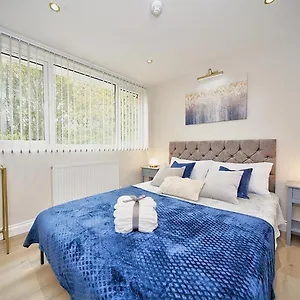The Falcons Nest Ensuite Self Check In And Out Airport Luton (Bedfordshire)