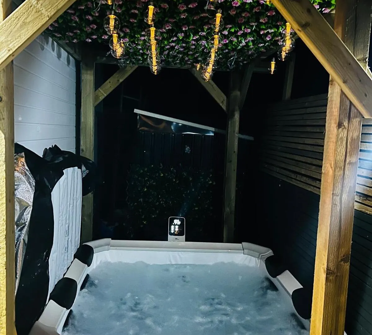 Luxe 1B Chalet, Hottub, Free Parking Nr Ltn Airport, L&D Hosp, Whipsnade Zoo, Fast Trains Into Central London Luton  0*, Luton (Bedfordshire) Storbritannien