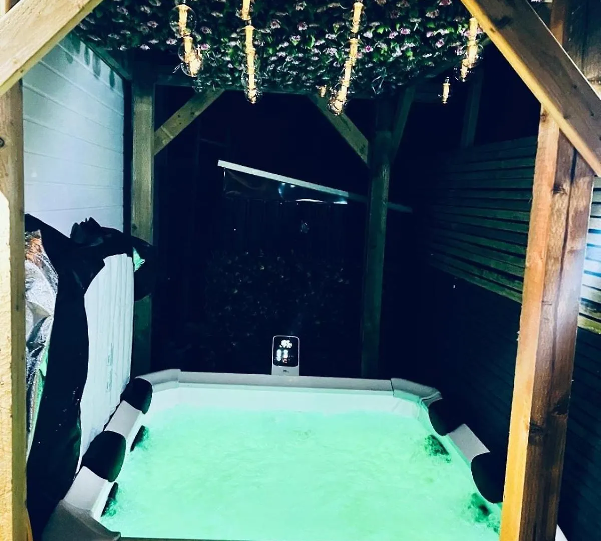 Luxe 1B Chalet, Hottub, Free Parking Nr Ltn Airport, L&D Hosp, Whipsnade Zoo, Fast Trains Into Central London Luton  Storbritannien