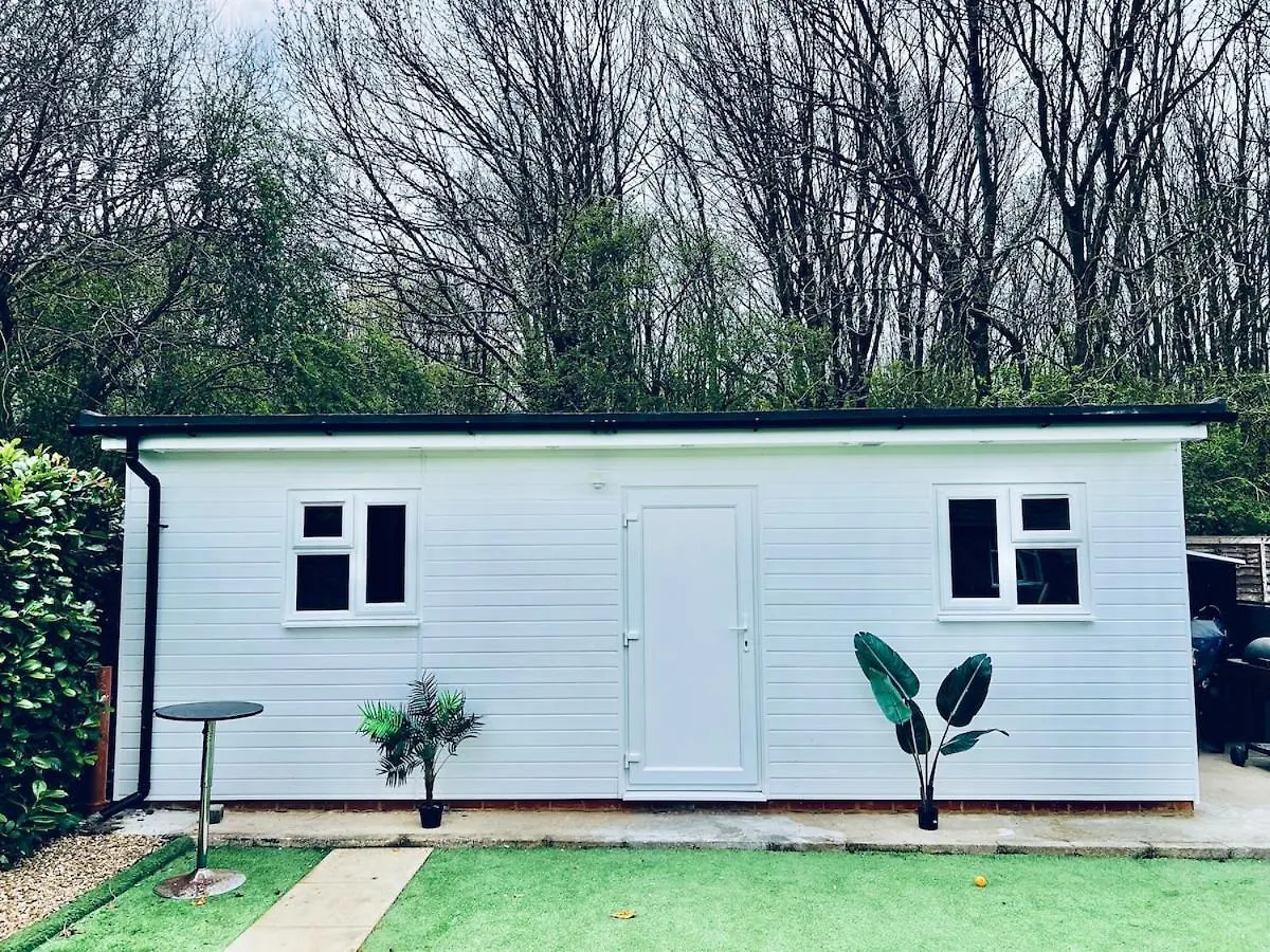 Luxe 1B Chalet, Hottub, Free Parking Nr Ltn Airport, L&D Hosp, Whipsnade Zoo, Fast Trains Into Central London Luton  Alpstuga Luton (Bedfordshire)
