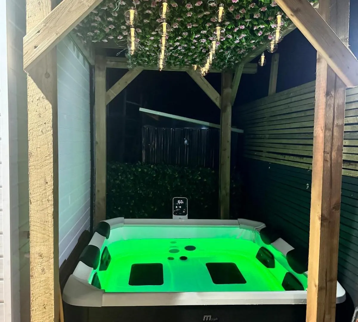 Luxe 1B Chalet, Hottub, Free Parking Nr Ltn Airport, L&D Hosp, Whipsnade Zoo, Fast Trains Into Central London Luton  Alpstuga