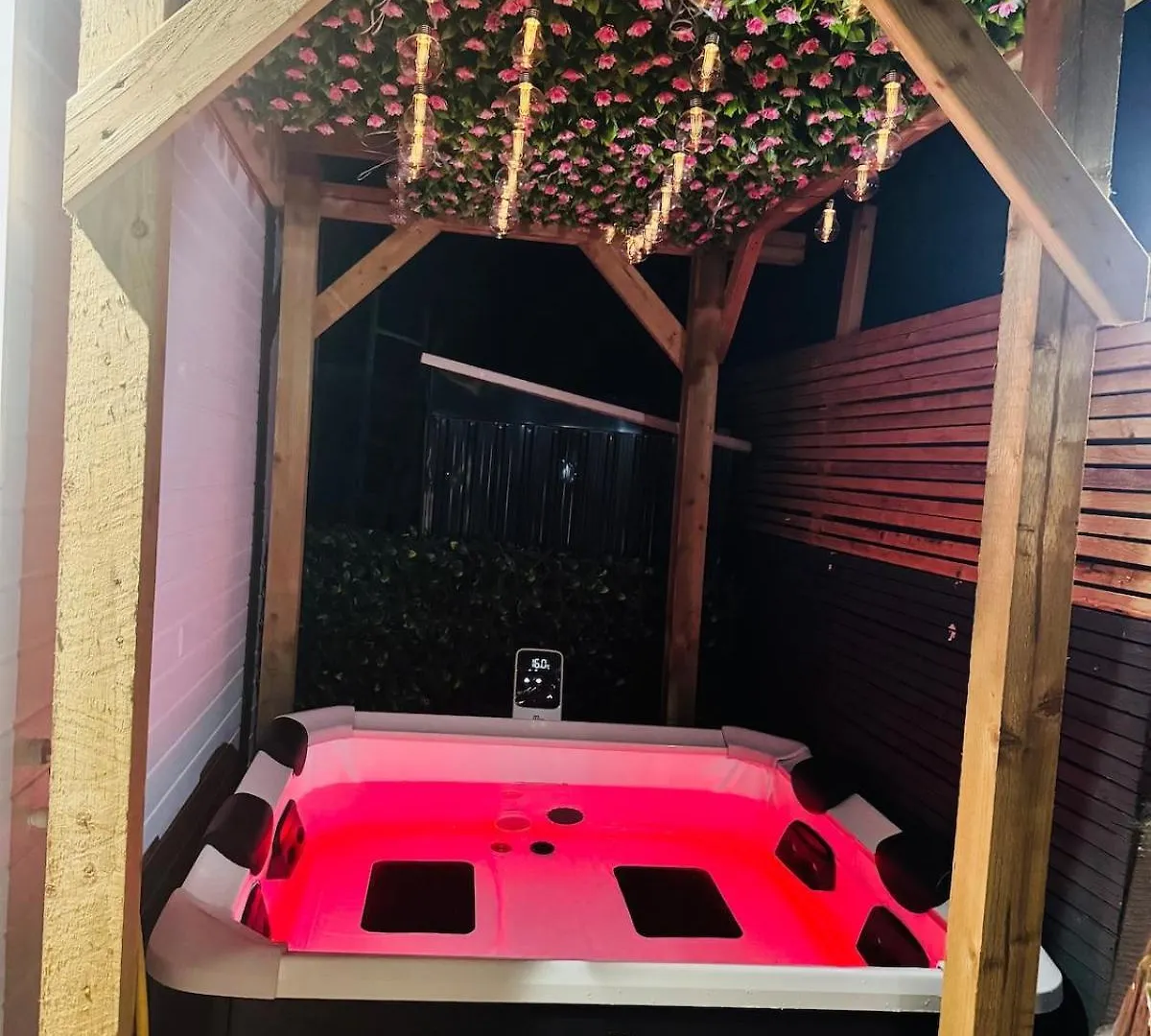 Luxe 1B Chalet, Hottub, Free Parking Nr Ltn Airport, L&D Hosp, Whipsnade Zoo, Fast Trains Into Central London Luton  Luton (Bedfordshire)