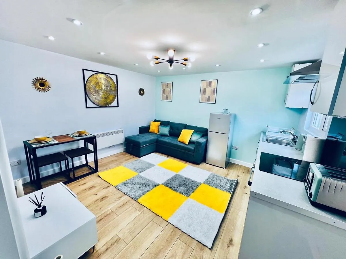 Luxe 1B Chalet, Hottub, Free Parking Nr Ltn Airport, L&D Hosp, Whipsnade Zoo, Fast Trains Into Central London Luton  Alpstuga Luton (Bedfordshire)