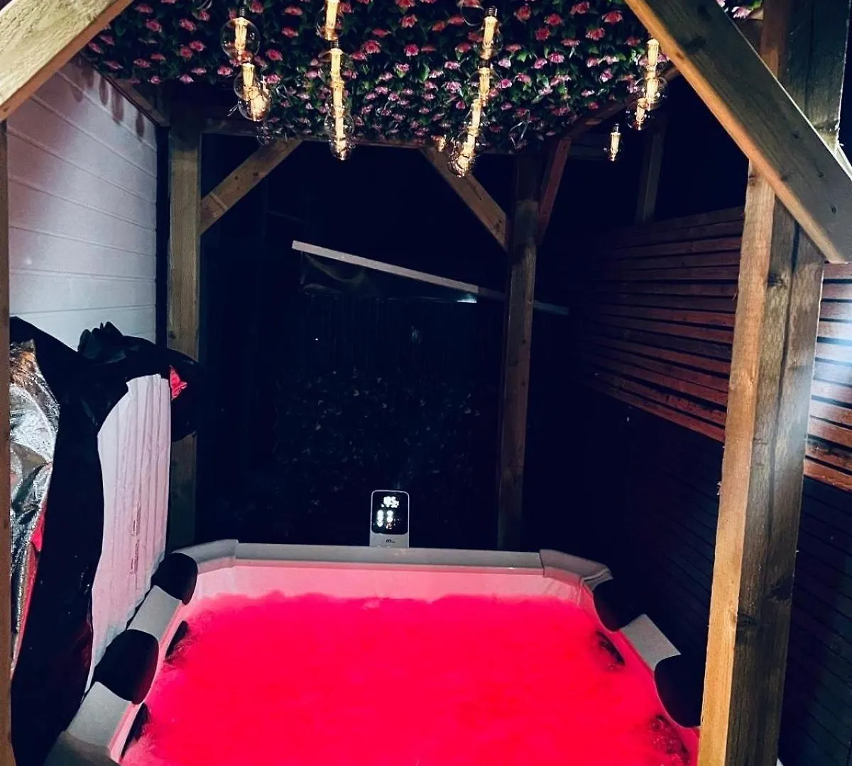 Alpstuga Luxe 1B Chalet, Hottub, Free Parking Nr Ltn Airport, L&D Hosp, Whipsnade Zoo, Fast Trains Into Central London Luton