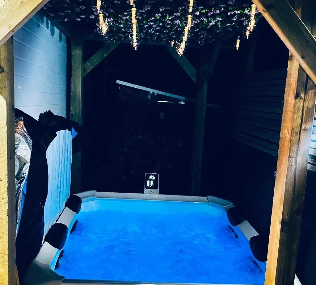 Luxe 1B Chalet, Hottub, Free Parking Nr Ltn Airport, L&D Hosp, Whipsnade Zoo, Fast Trains Into Central London Luton  Alpstuga