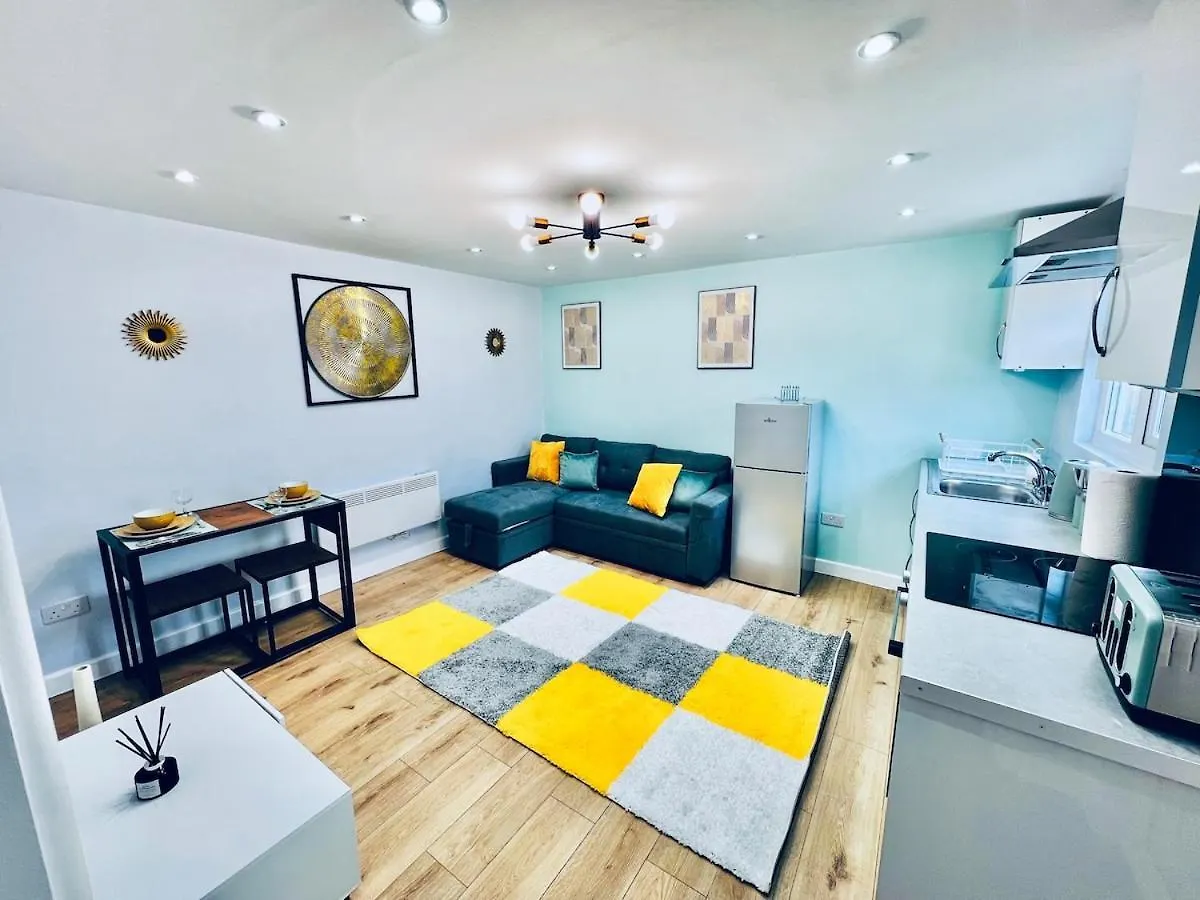 Alpstuga Luxe 1B Chalet, Hottub, Free Parking Nr Ltn Airport, L&D Hosp, Whipsnade Zoo, Fast Trains Into Central London Luton